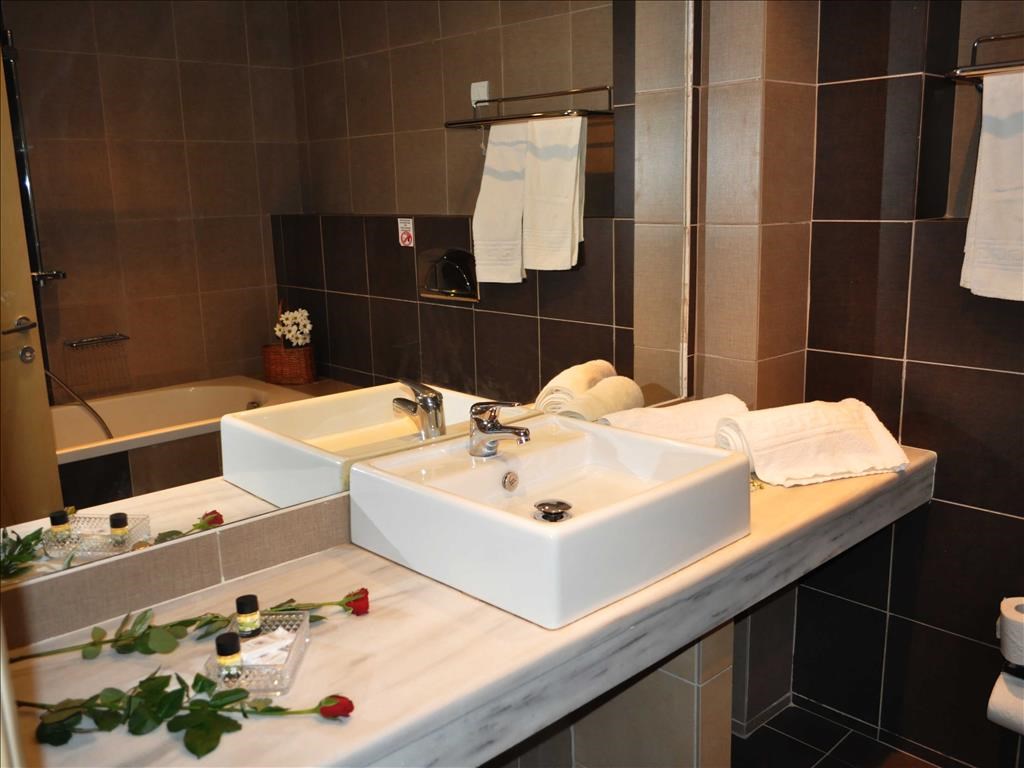 Blue Dream Palace Tripiti Resort: Bathroom