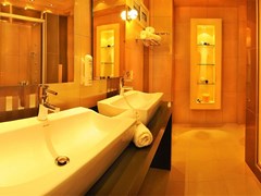 Antigoni Beach Hotel & Suites: Deluxe Suite Bathroom - photo 27