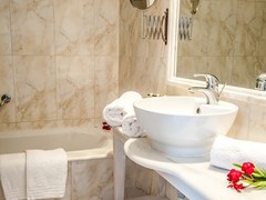 Gerakas Belvedere Hotel & Luxury Suites: Bathroom - photo 21