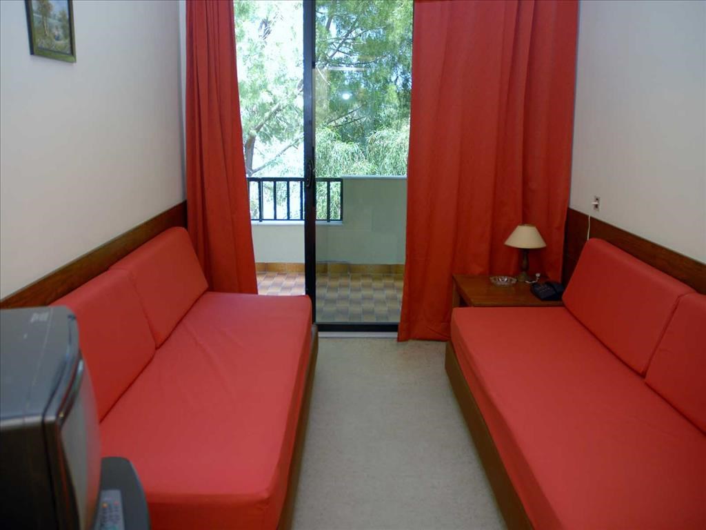 Niki Hotel Apartments: Apartment Living Room