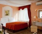 Beta Izmaylovo Hotel: Свадебный люкс - Номер-студио для новобрачных состоит из спальни с двуспальной кроватью и изысканной гостиной с мягкой мебелью.