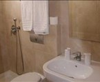International Hotel: Bathroom