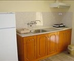 Filoxenia Hotel Apartments (Neoi Poroi): Kitchen