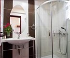 Canadian Hotel: Bathroom