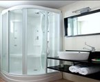Minos Beach Art Hotel: Bathroom with Jacuzzi Shower